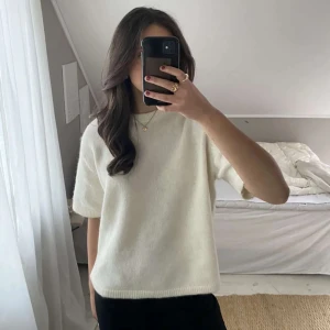 Stickad t shirt - Stickad t shirt från gina som är använd få tal gånger. Slutsåld och ny pris är 