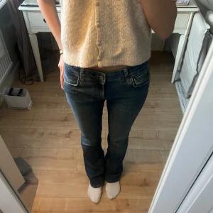 Bootcut jeans  - Säljer mina knappt använda jeans från Zara. Skulle säga att de är low/mid rise och väldigt bekväma💞Passar bra i längden på mig som är 170. Inga defekter! Strl 38 men passar även mig som brukar ha 34/36💞Kan gå ner i pris vid snabb äffar!!!💞