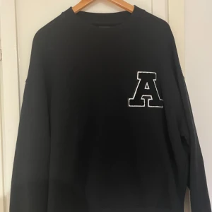 Svart tröja från Axel Arigato - Säljer nu denna feta tröja från Arigato! Använt 2-3 gånger säljer den för den inte riktigt passa mig! Hör gärna av er vid funderingar eller frågor 🥳