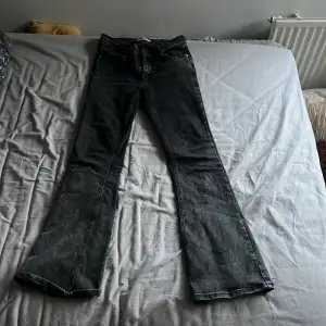 Low waist bootcut jeans från Gina tricot! Väldigt fina men kommer inte till användning! Köptes fan 499kr, jeansen  är i fint skick❤️