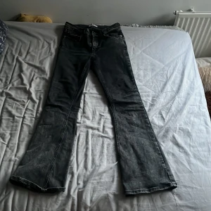 Jeans - Low waist bootcut jeans från Gina tricot! Väldigt fina men kommer inte till användning! Köptes fan 499kr, jeansen  är i fint skick❤️