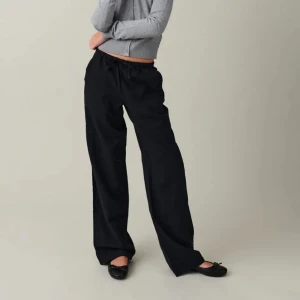 Young gina linnebyxor  - Säljer dessa då dem var för små för mig. Använda endast en gång.