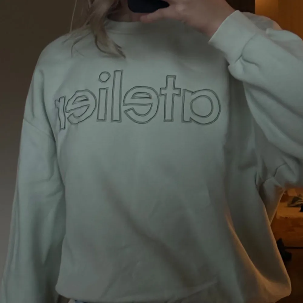 Använd, gott skick Mintgröna sweatshirt från Gina. Tröjor & Koftor.