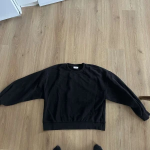 Tröja svart - Från Gina storlek L men är som en S 