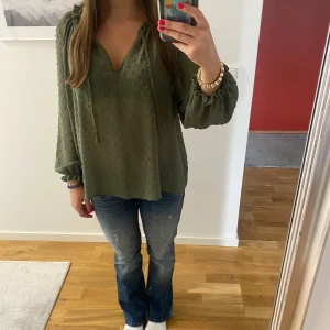 Grön blus från Zara - Jätte fin grön blus från Zara som tyvärr inte kommer till användning💕