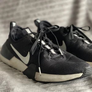 Nikeskor - Nikeskor som knappt är använda så nästan nya, limited edition storlek 39-39,5