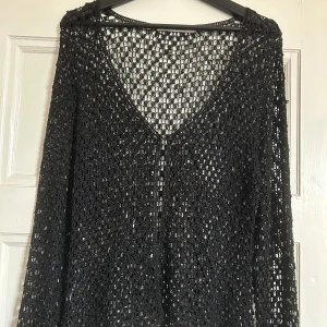 Kofta! - Cool svart kofta! Köpt på vinted, kan passa de flesta storlekar. Pris kan diskuteras🤍 