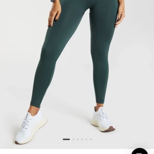 Träningstights Gymshark - Träningstights från gymshark, modellen heter vital seamless 2.0 i grön ish färg. Storlek S. Aldrig använda, nypris 549kr