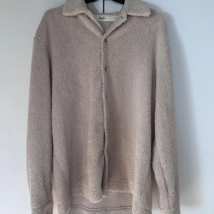 Séfr Sence  - En fluffig overshirt från Sefr. Använd max 5 gånger och är inprincip i nyskick. Nypris är 2500kr  Mitt pris är 1500