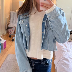 Jeans jacka - Köpt på Zara för nått år sen. Den är i storlek M men skulle säga att den sitter mer som en jacka i storlek S eftersom den är lite croppad. Perfekt nu till höst! 🤍🍂