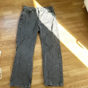 Grå jeans  - Säljer mina weekday jeans som är köpta för två år sen då dem bara kommit till användning fåtal gånger 