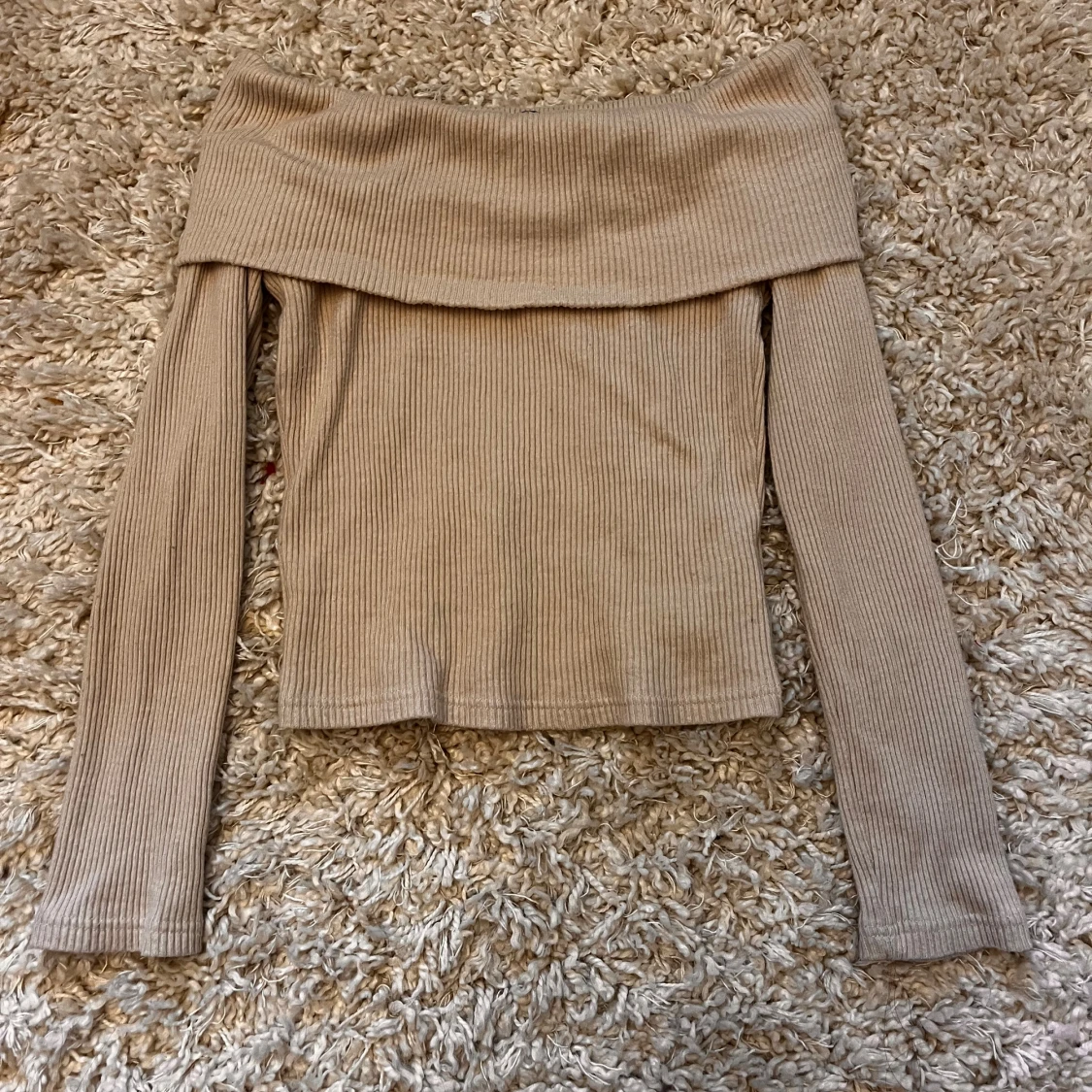 Beige ribbad offshoulder topp