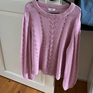 Stickad tröja - Rosa jättefin stickad tröja med fint mönster. Knappt använd! Pris diskuterbart ❤️