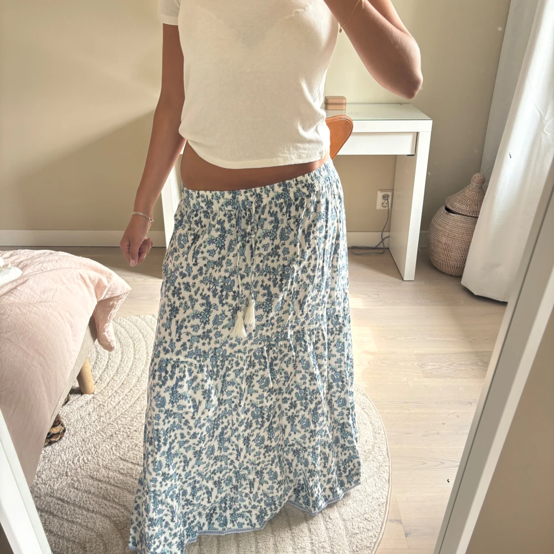 Långkjol med fint mönstee