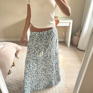 Långkjol med fint mönstee - Säljer denna fina långkjol från Vila med ett fint mönster. Säljer då den inte kommer till användning. Använd men i perfekt skick💕