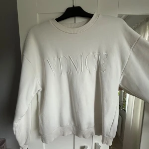 Gina tröja  - Används inte längre, har lite smink vid innersidan av halsen därav priset 