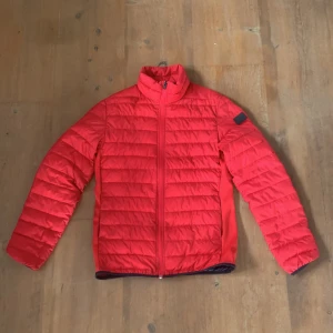 Jack & jones jacka - Röd jacka från Jack & jones, nära till oanvänd