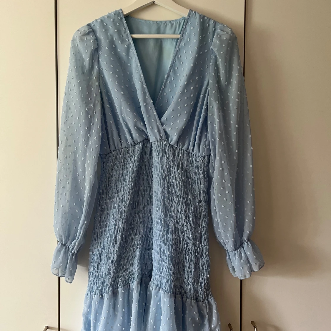 Klänning med smockdetalj