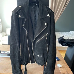 Skinnjacka/Mockajacka BLK DNM - Mockajacka av märket BLK DNM (Black Denim) i storlek Medium, sparsamt använd och i fint skick.   Nypris 6999kr
