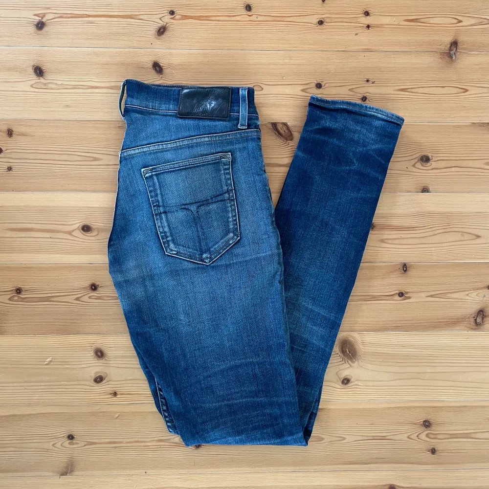 Riktigt snygga jeans med fet wash i väldigt bra skick. Har även 15 till jeans i olika märken, så tveka inte med frågor och priser kan alltid diskuteras! Storlek 31/34 passar 30/34. Jeans & Byxor.