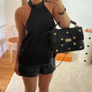 Halterneck topp  - Halterneck topp perfekt till vardags eller fest ❣️❣️helt ny 