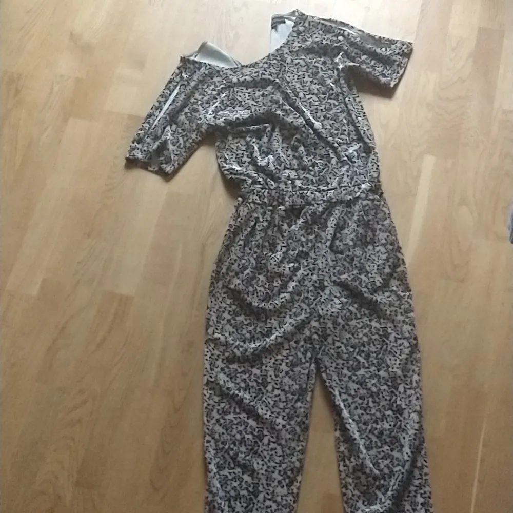 Säljer en superfin jumpsuit från XOXO & friends i storlek 146/152. Den har ett coolt leopardmönster och är perfekt för både vardag och fest. Jumpsuiten har korta ärmar och en bekväm passform med resår i midjan. Den har öppna armar så passar bra när det är varmt! Inga defekter och knappast använd! Perfekt för att känna sig både bekväm och stilren! 🐆✨. Klänningar.