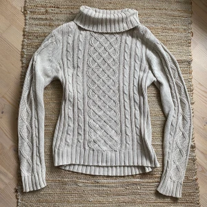 Stickad tröja - Stickad tröja, perfekt till hösten och vintern. Den är inte stickig 😊