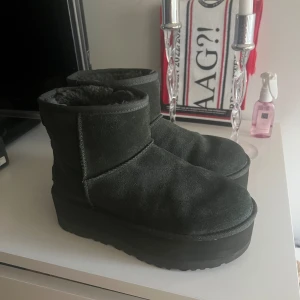 Platform Ugg - Platform Uggs i färgen moss green som är köpta på Zalando för ett år sen. Skorna har inga defekter och är i storlek 37.