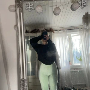 Ljusa gröna byxor - Säljer ett par ljusa gröna byxor i mjukt material. De är högmidjade och har en tight passform som är utsvängda nertill och framhäver figuren. Perfekta för både vardag och fest! Kan förekomma defekter men inget märkvärdigt då jag inte ser det med blotta ögat.