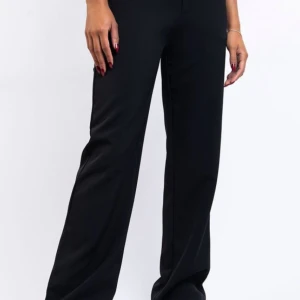 Madlady byxor  - Jättesköna Madlady byxor som tyvärr inte passar längre, dem är mörkblåa med stråveck och säljs inte längre i den modellen därav annan bild🤍🤍w32 x regular🤍🤍kontakta mig först vid intresse eller frågor🤍🤍nyskick då de inprincip är oanvända🤍🤍