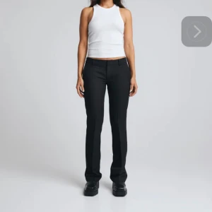 Kostymbyxor bikbok  - Säljer dessa fina kostymbyxor från bikbok i storlek 40 men passar mer 38. Passar mig i längden som är 160 och de är lågmidjade. Säljer för 350kr, de är använda men fortfarande i fint skick.