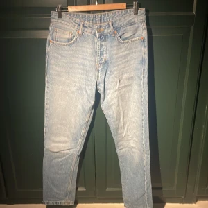 Ljusblåa Zara jeans. - Säljer ett par ljusblåa jeans från zara. Storleken är lite oklar men passar mig som kan ha upp till 30 i midja och längd. Skick 10/10. 