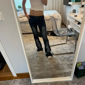 Lågmidjade svarta jeans - Lågmidjade svarta jeans med vit tvätt på framsidan, kom privat för närmare bilder och mer information om tex mått 