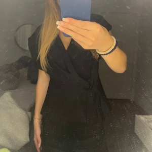 Blus - super snygg till allt, använd 1 gång. Nyskick och inga defekter. köptes i juli. 