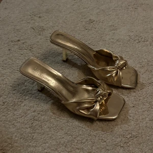 Guldiga klackskor - Helt oanvända klackskor i guld. Strl 37, lite för stora för mig då jag vanligtvis har strl 36!