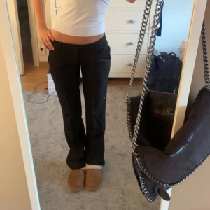 Lågmidjade kostymbyxor  -  Säljer dessa lågmidjade kostymbyxor ifrån bikbok.  Använda fåtal gånger. 