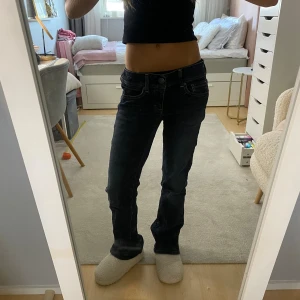 American eagle jeans - Mörkblåa Lågmidjade bootcut jeans ifrån american eagle.  Midjemått: 76cm Innerbenslängd: 80cm. 