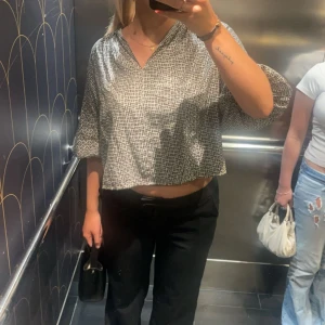 H&M blus - Endast använd 1 gång 🩵🤍 slutsåld!!