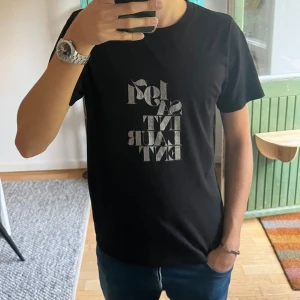 Saint Laurent T-Shirt - Tjena! Säljer denna riktigt snygga Saint Laurent tishan i perfekt skick🙌 Storlek M men passar även S✅ Nypris: över 5000kr Mitt pris: 1299kr