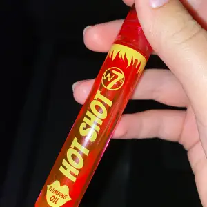 Hot shot från W7. Nypris 45kr säljer för 20kr. Mindre än hälften kvar