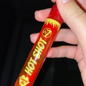 Hot shot från W7  - Hot shot från W7. Nypris 45kr säljer för 20kr. Mindre än hälften kvar