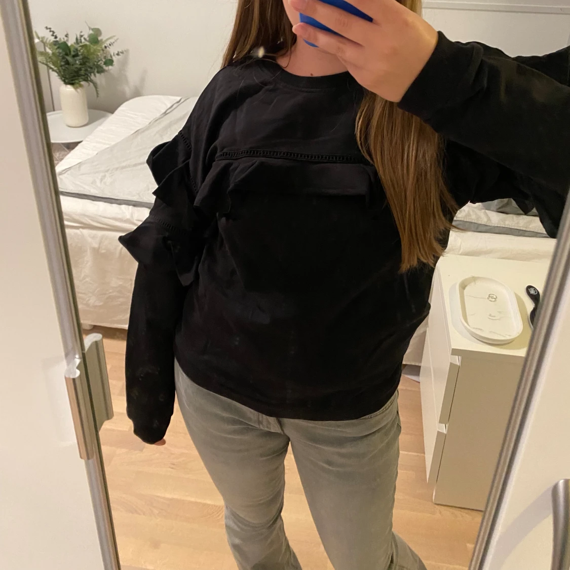 Svart tröja med volanger