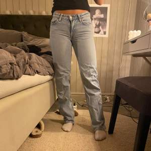 Ljusa Weekday jeans. Arrow low straight, strl midja 23, längd 32 (strl inte cm).💞