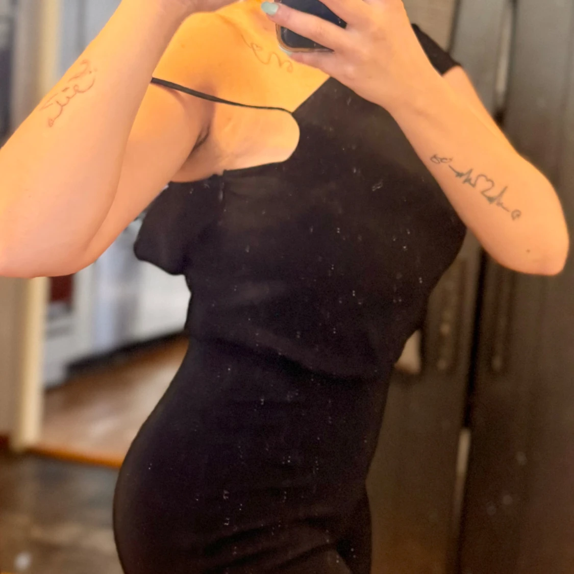 Svart oneshoulder klänning från Zara - 90