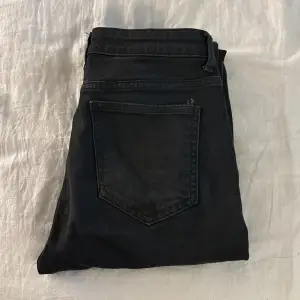 Säljer ett par svarta jeans pga att dem är för små och för korta på mig💗ordinarie pris 600 från Vila dem är mid-waist skulle jag säga och är lite för korta på mig som är 163 ungefär💗skriv för mer bilder eller frågor.