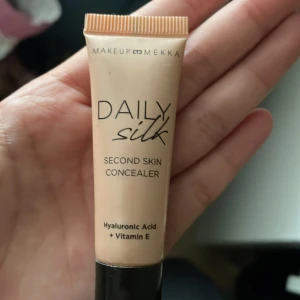 Concealer - Säljer denna från makeupmekka då den är lite för gul för mig. Kommer inte ihåg färgen men kanske typ 05? Och det är rätt så mycket produkt kvar