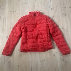 Ridjacka CRW - Ridjacka av märket CRW. Lättviktsdun. Storlek 158/164.