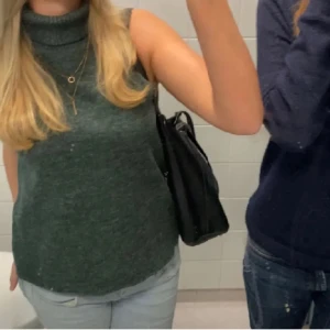 Snygg zara topp  - Snygg zara topp som är jätte snygg och skön, passar tyvärr inte mig🤍🤍väldigt fint skick🤍🤍kontakta vid frågor eller intresse🤍🤍lånad bild