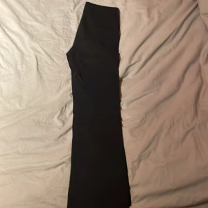 Bootcut kostymbyxor - Ett par svarta kostymbyxor i st 36 vet ej vad de är för märke, hör av er vid intresse eller fler bilder💞