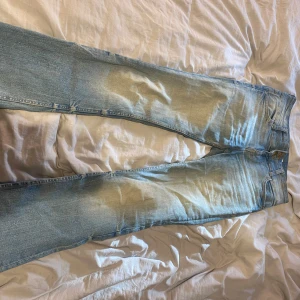 Jeans från bershka  - Säljer mina blåa jeans från bershka lite slitna därav priset, bekväma och lågmidjade 